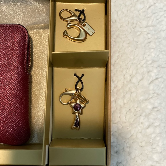 Beautiful Coach boxed Wristlet - Picture 5 of 11